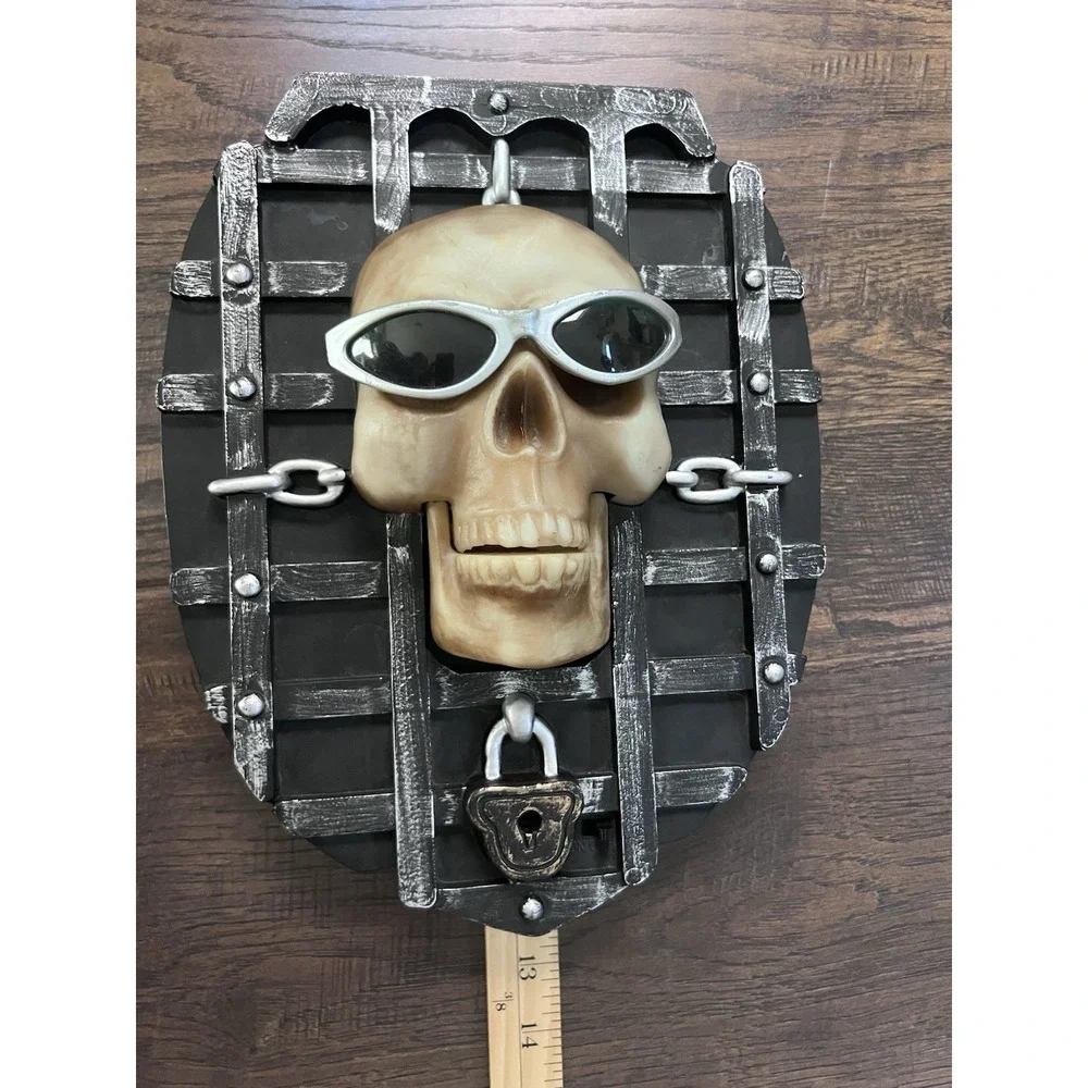 VTG Gemmy Singing Skull‎ Hanging Halloween Wall Prop 
